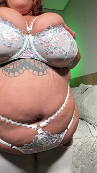 Awek montel bersaiz super Angel menunggang untuk keseronokan