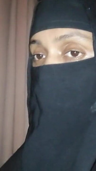 Une MILF du club se prépare à habiller Mak