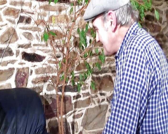 Monde Francais: 彼女のおじいちゃんが見ている間に彼女の穴を犯されるセクシーなフランスのティーン