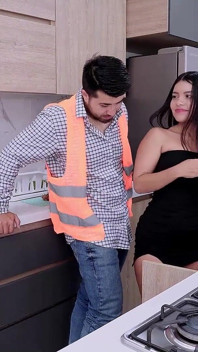 Seduco un architetto con un vestito molto piccolo per farlo venire nella mia figa