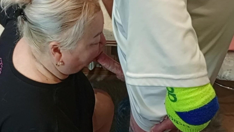 Zona901: knullar min styvmamma i munnen i köket och kommer