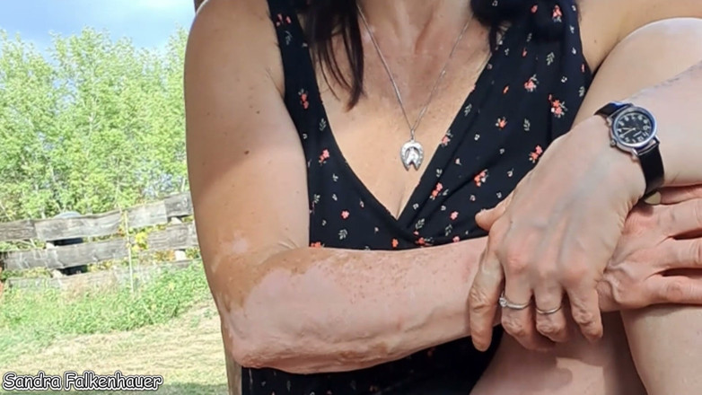 Sandra Falkenhauer - The Pissing Milf: A Sudden Urge During the Walk