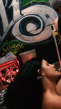 La bella mora india summer squirta mentre viene scopata