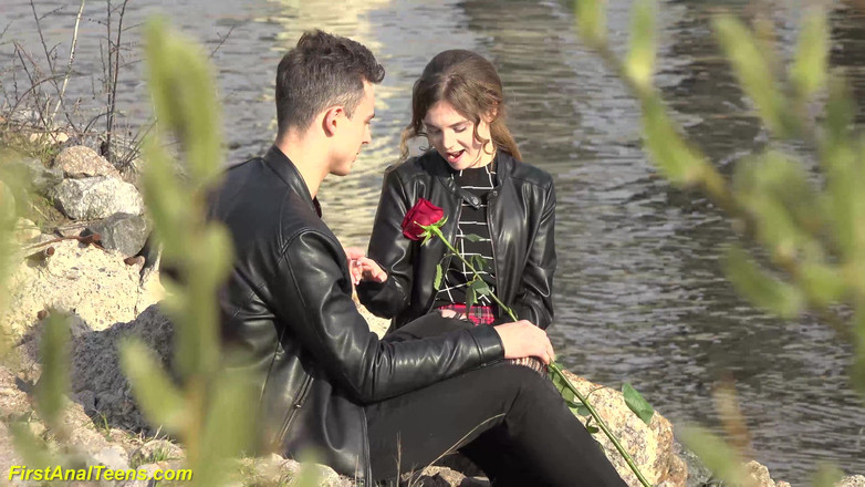 First anal teens: Hubená teenagerka poprvé ošukaná do análu