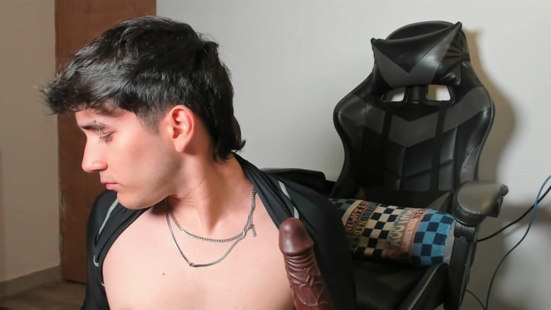 Leo J: Ung latino suger på dildo och onanerar