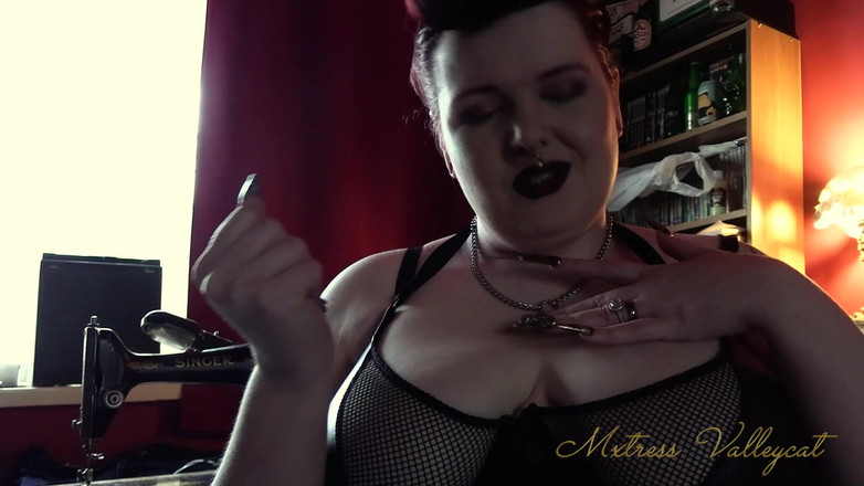 Mxtress Valleycat: Gold Stiletto Nail Worship