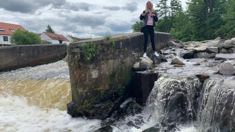 Claudia Macc: Outdoor pissing fun