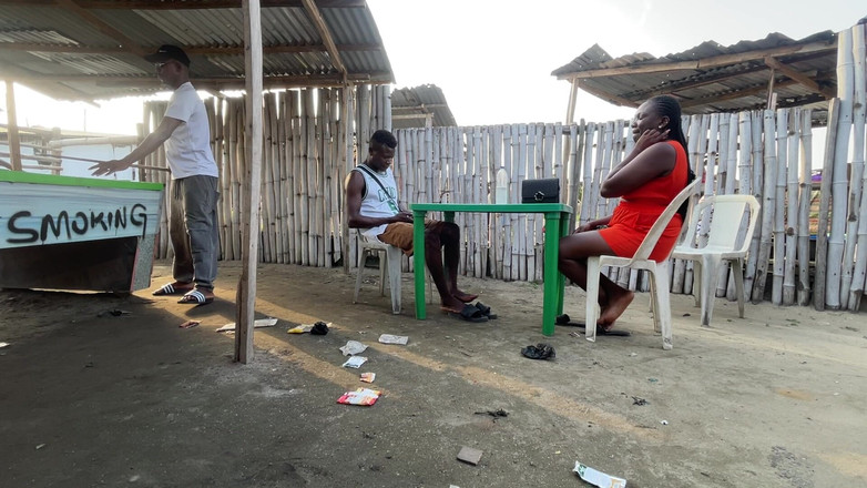 Creamyshuga: 彼の彼女は別の男を探していて、彼女と激しくセックスしようとしている