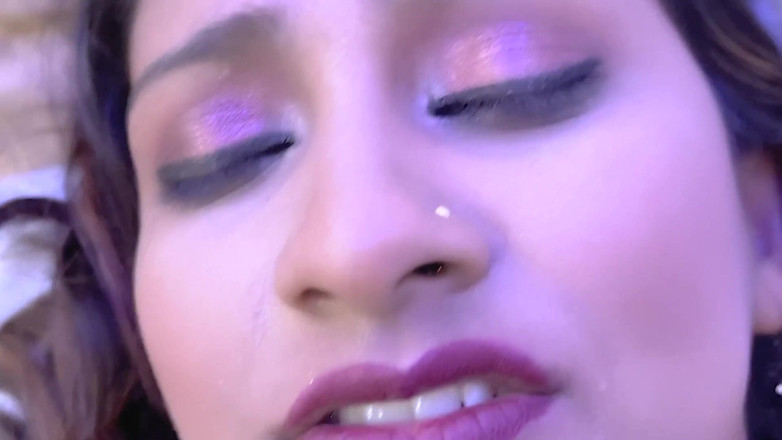Indian porno creator: Mi scopo la mia sorellastra indiana mentre suo marito è via