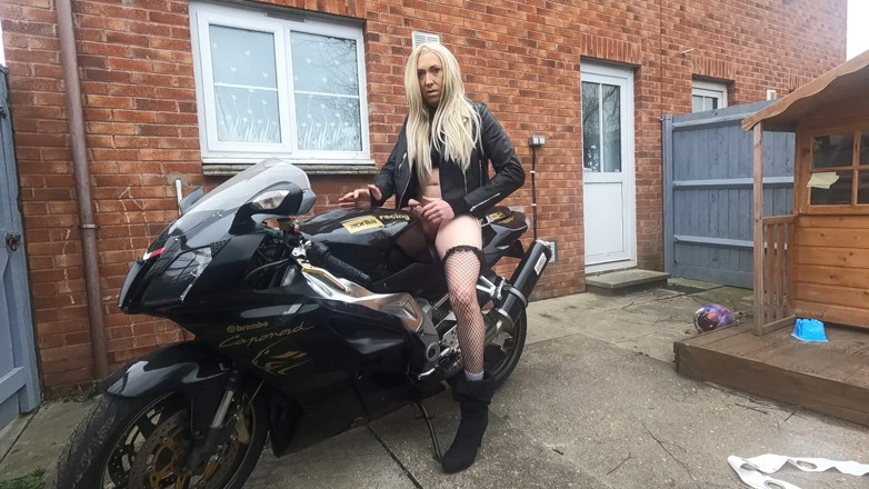 The Midnight Minx: Biker-luder