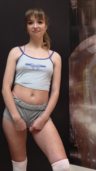 Sportliche blondine hat perfekte vermögenswerte
