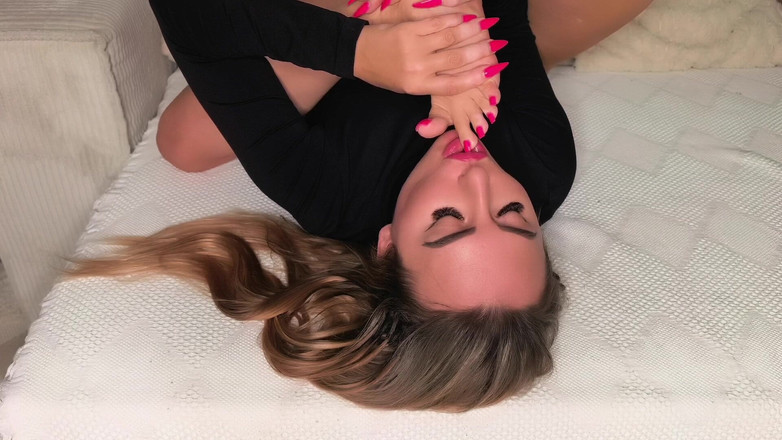 Goddess Lena: Olizuju si nohy