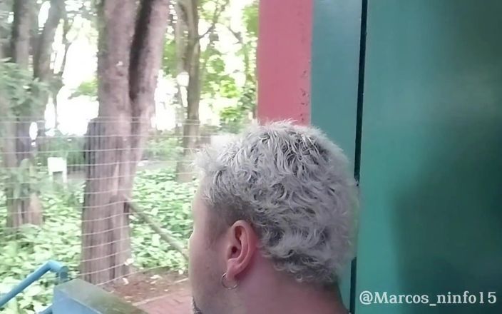Marcosninfo: 私は、友人をこっそり吸った後、公衆トイレで自分自身をチラ見せしているところを捕まりました。