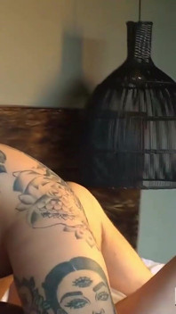 Chico maduro John Connor destroza los agujeros apretados de la rubia latina tatuada