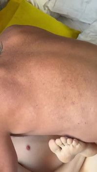Zwaargeschapen Italiaanse rijpe papa vernietigt Australische slet Twink in het bed