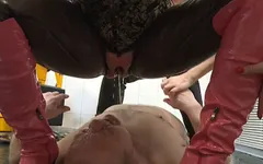 在她脸上撒尿