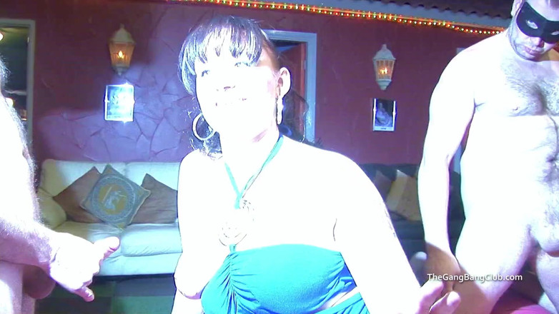 The Gangbang Club: Chav Courtney mengambil pancutan mani semasa dalam pakaian birunya
