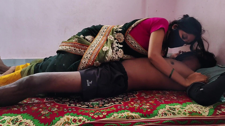 Viralcouple76: Fată din satul indian desi cu pizdă strâmtă în aer liber...