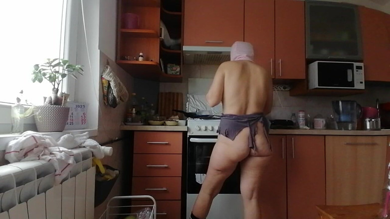 Mirsur: Seksi Çıplak Kadın Mutfakta Yemek Hazırlıyor.