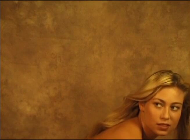 Flash Model Amateurs: Fată blondă sexy tachinează pula cu frumusețea ei