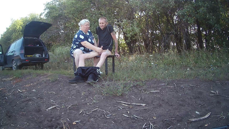 Zona901: Svärmor i en park runkar av min kuk tills jag...