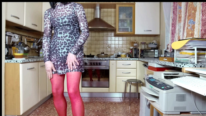 Sissy Cummy Lingerie: Michelle Nấu Bữa Tối Sau Giờ Làm Việc Và Đồng Thời...