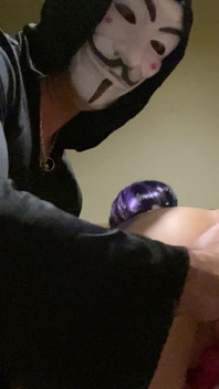 Hand In Pussy Dương vật giả màu tím gợi cảm