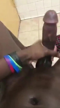 浴室の大規模なザーメンで私の大きな黒いコックを撫でる