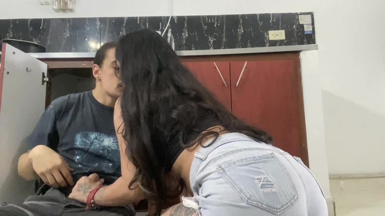 Chia 369: 主婦が夫と配管工を裏切る - 英語のポルノ