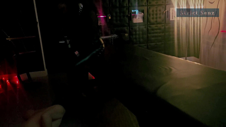 Strict Senz: 가죽 장갑을 끼고 여주인에게 얼굴을 핥는 Stina Stone 펨돔 핸잡