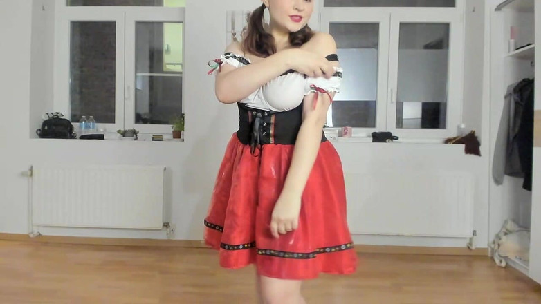 Tina Angel: Oktoberfest våta bröst - flaskklyvning retas
