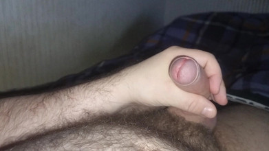 Uhri: ベッドでオナニーし、毛深い腹に大量の射精を浴びせた