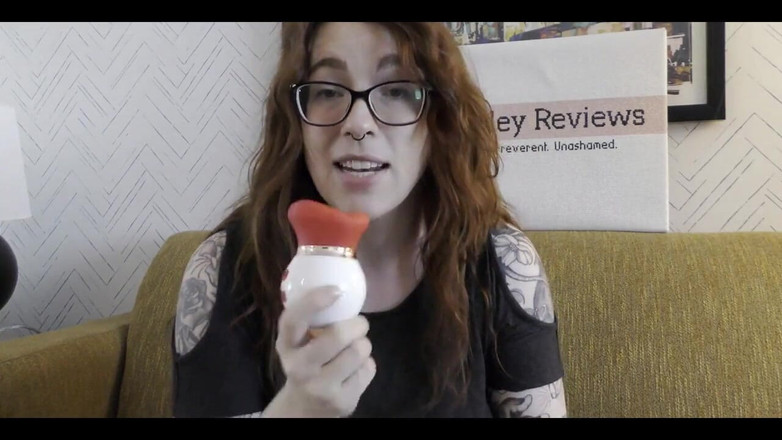 Lily O'Riley: NSFW herziening van kuszuigende vibrator