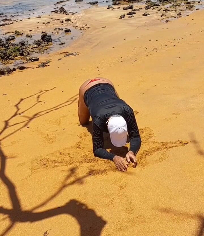 Ladysilvas: Ледісільва демонструє свою гарячу дупу в трусиках на пляжі