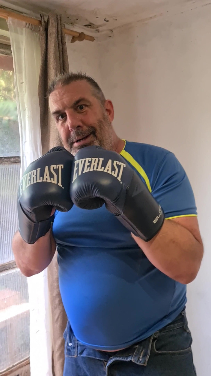 Punchbagplz: Silver styvfar boxare - förstapersonsvy studioinbjudan gått fel