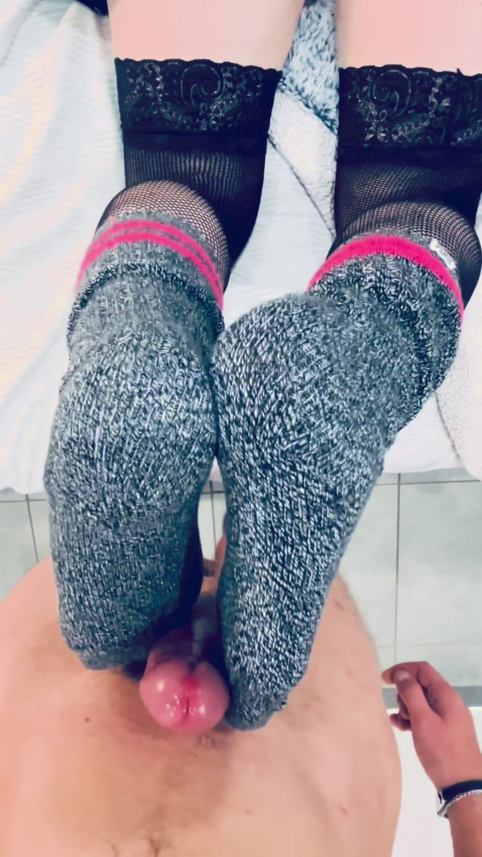 Frenchsockjob: Ein Unwiderstehliches Outfit: Sportliche Socken Und Netzstrümpfe