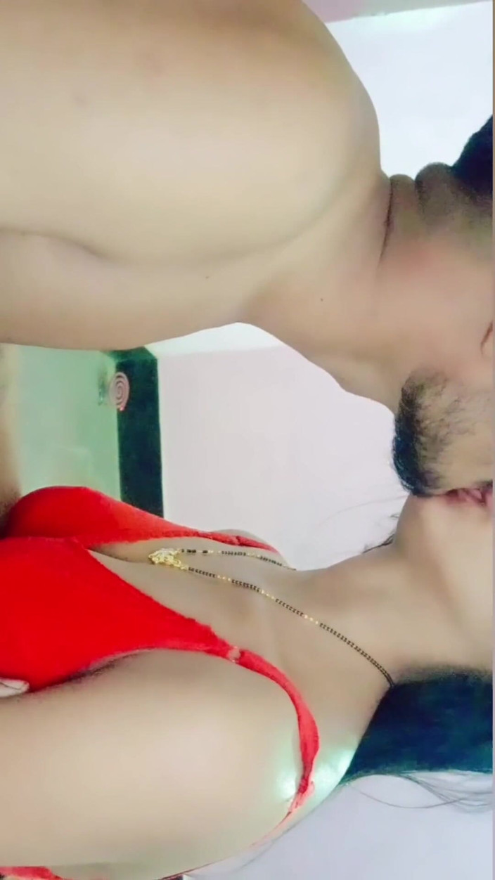 Raghav: Newely, étudiante mariée, Parul Baby, première vidéo de sexe viral