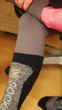 办公桌下的袜子脱掉和 clog 鞋玩 - 灰色紧身裤，粉色 clogs & 尼龙