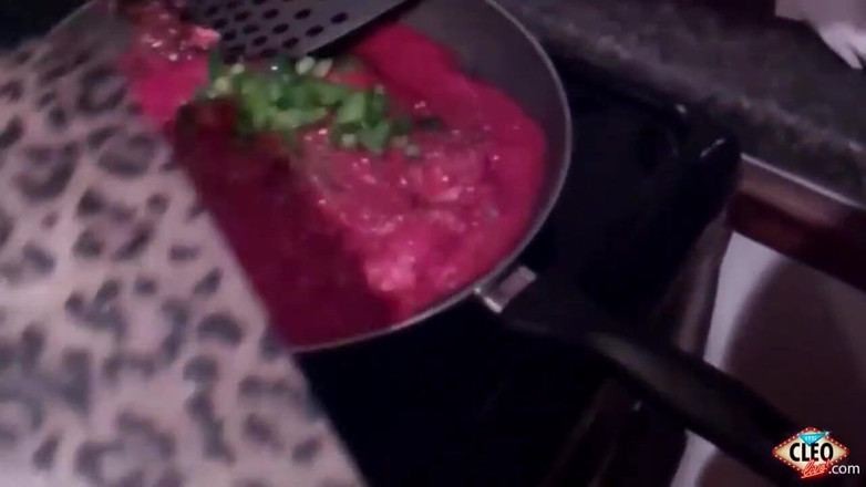 Cleo: Cleo ile çıplak yemek pişirme