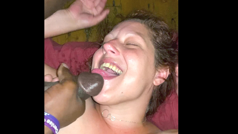 TrotzillaTheGod: Une salope blanche infidèle à grosse bite noire reçoit une belle éjac...