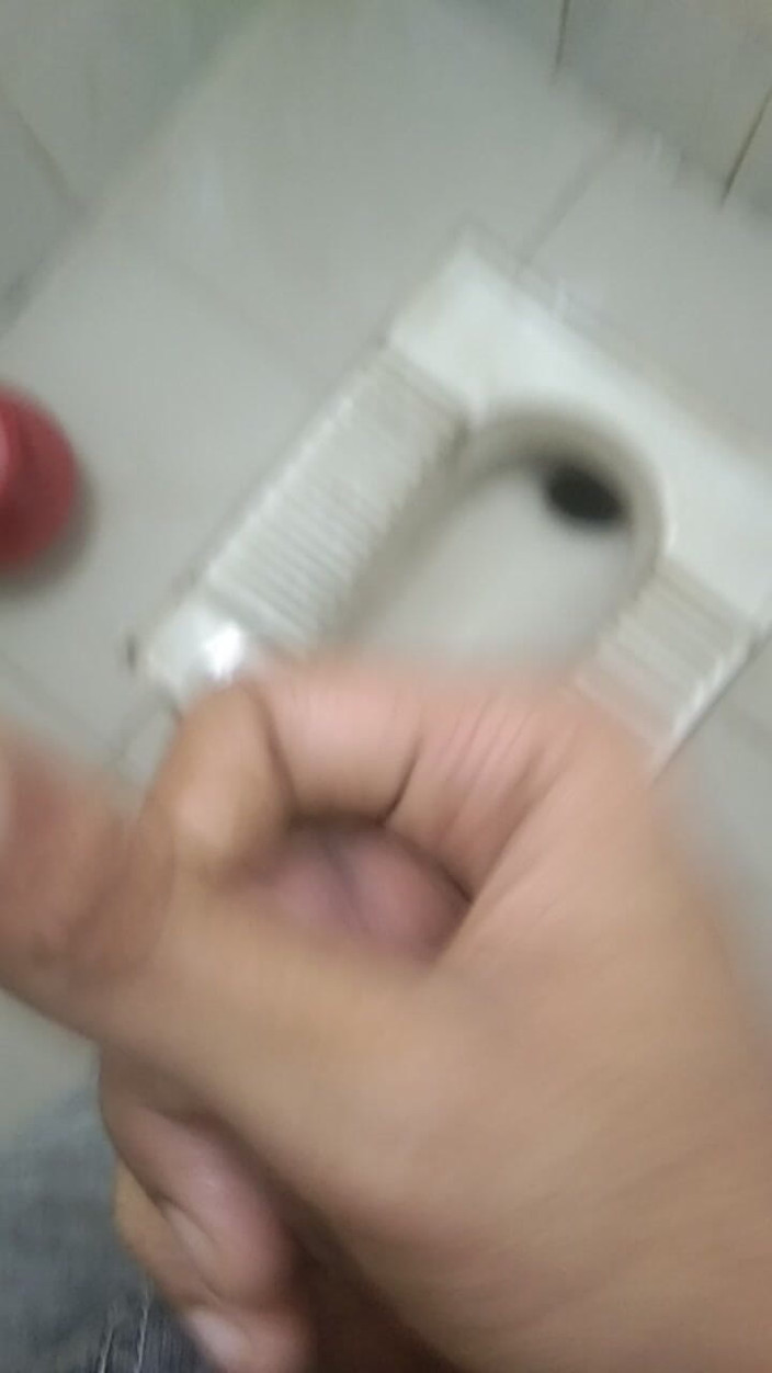 Viral_tiktokar: I Went to the Office Bathroom and Beat Myself up