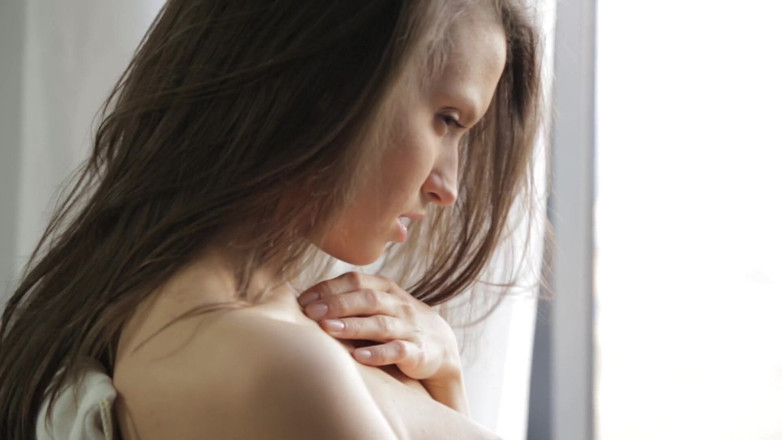 Adult Deluxe: Brunetă sexy model se dezbracă și se masturbează