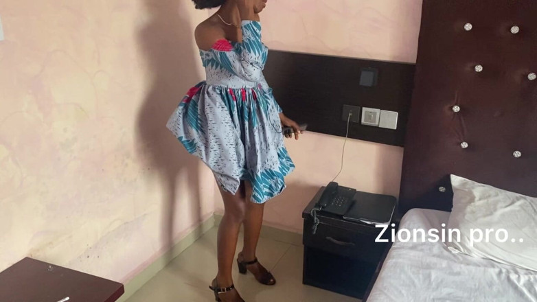 Zion: Une Black Noire Fait Un Strip-tease