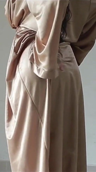 Une Tobrut indonésienne porte une robe en satin sexy pendant qu’elle baise