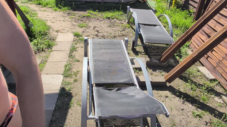 Alex Butt: Prendere il sole, pisciare e sborrare nel cortile di casa