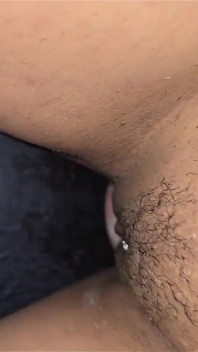 Le mec derrière le gloryhole n’arrivait pas à gérer ça, j’ai dû demander à mon mari de me faire jouir