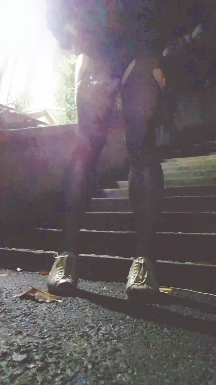Harinni: 一个穿着开底丝袜的大学婊子，有一个振动控制器被拍到她的大腿步行穿过大学和手电筒自己