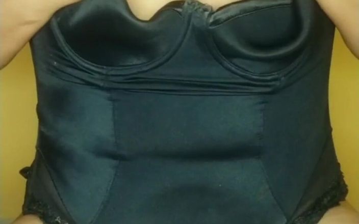 Carla Villalobos: Ragazza troia ed arrapata si masturba e fa pipì nelle...