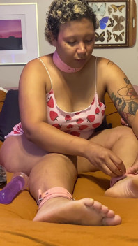 Calypso fickt sich mit einem dildo bis zum orgasmus