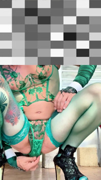 Netter femboy, sehr sexy strumpf-dessous, zeigt sein höschen draußen